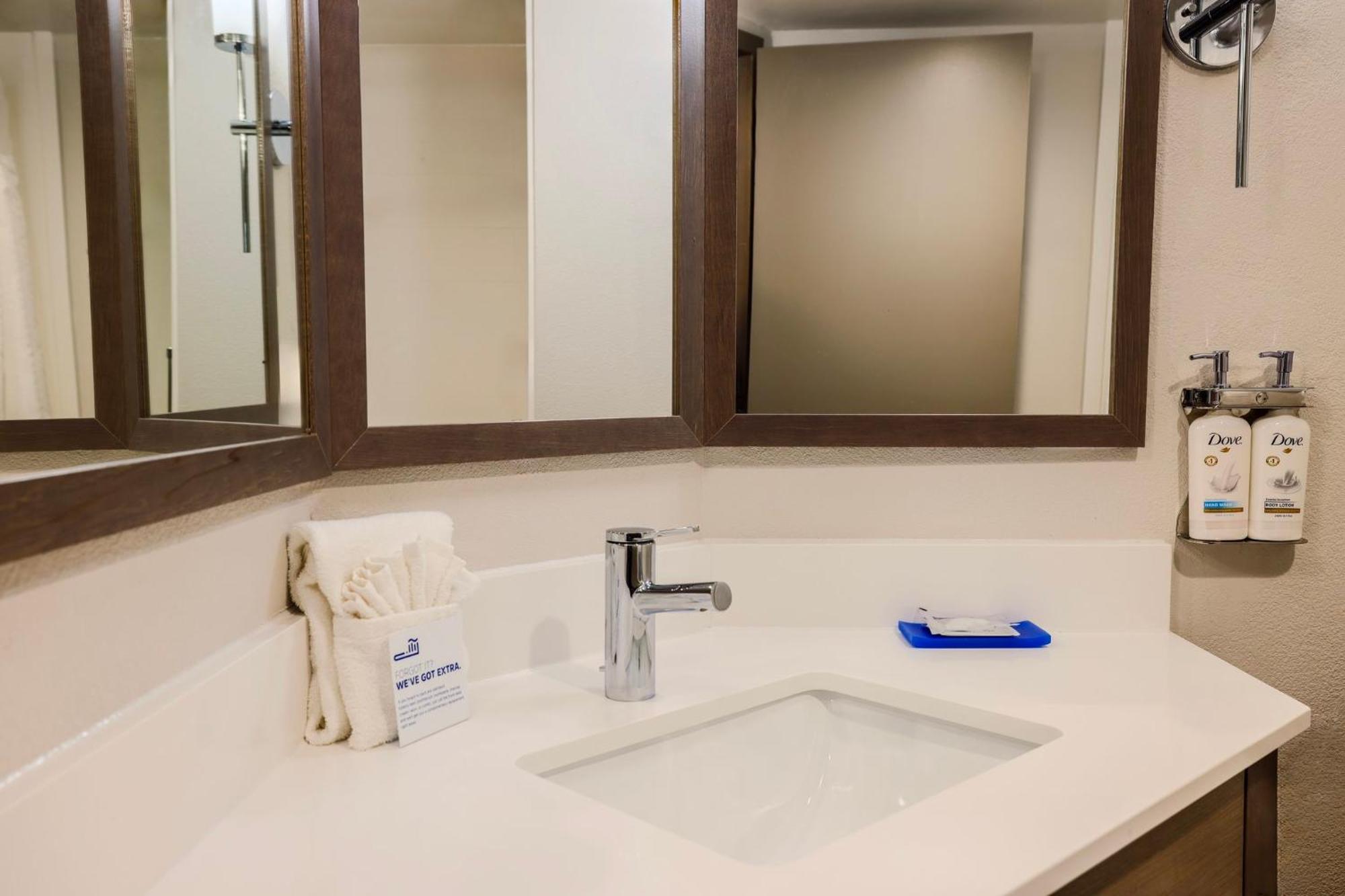 Holiday Inn Express Burlington By Ihg Exteriör bild