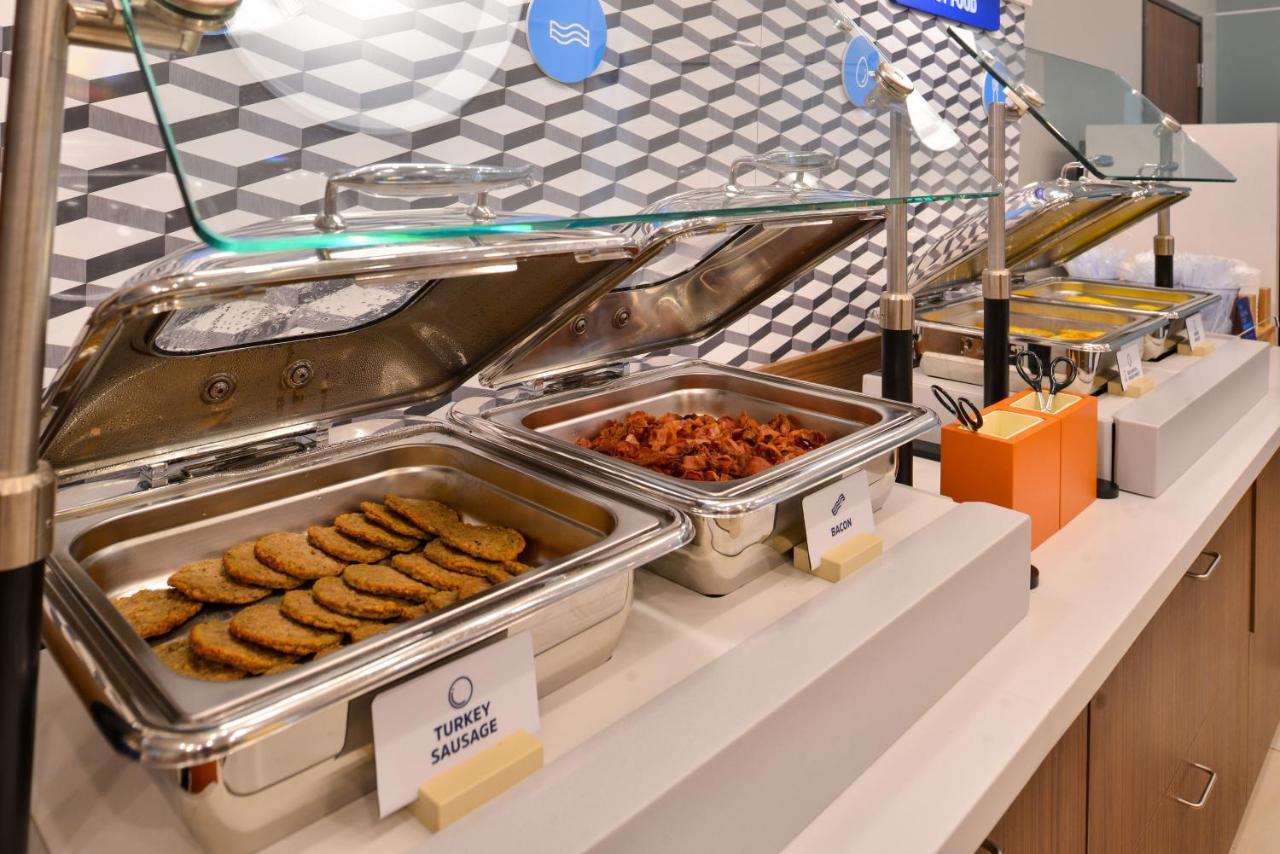 Holiday Inn Express Burlington By Ihg Exteriör bild